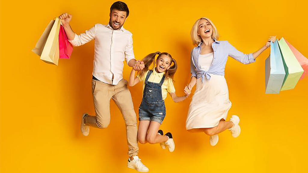 02happy-family-jumping-holding-shopping-bags-over-yellow-background-shopping-together-happy-family-three-jumping-holding-shopper-158508034 copia